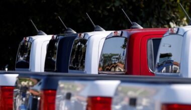 Imagen de archivo de varias pickups estacionadas, utilizada como contexto para una nota sobre precios de camionetas en Argentina.