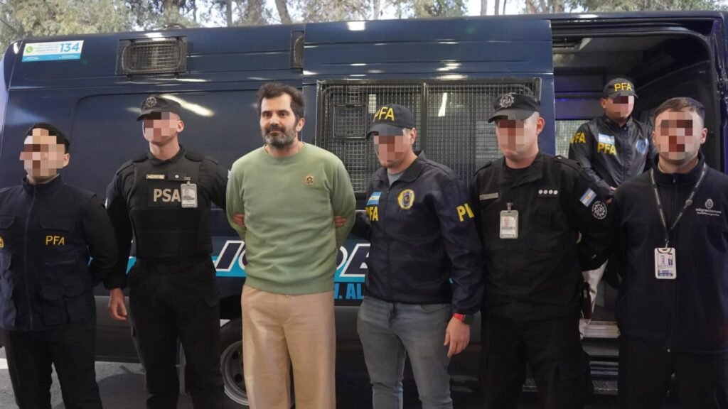 Fernando Farías Laguna es escoltado por agentes de la Policía Federal Argentina durante el operativo de expulsión desde Argentina.