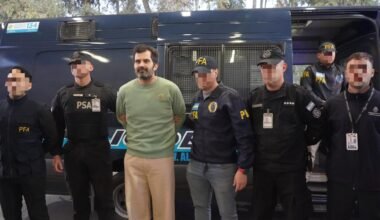 Fernando Farías Laguna es escoltado por agentes de la Policía Federal Argentina durante el operativo de expulsión desde Argentina.