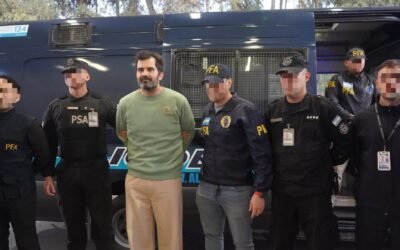 Fernando Farías Laguna es escoltado por agentes de la Policía Federal Argentina durante el operativo de expulsión desde Argentina.