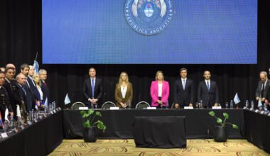 Autoridades y funcionarios reunidos durante una jornada oficial de coordinación frente al fenómeno El Niño.
