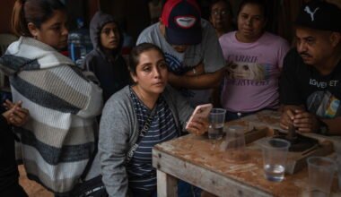 Familiares de una víctima del accidente de la Marina mexicana se reúnen en su casa en Veracruz tras conocer la noticia de su muerte.