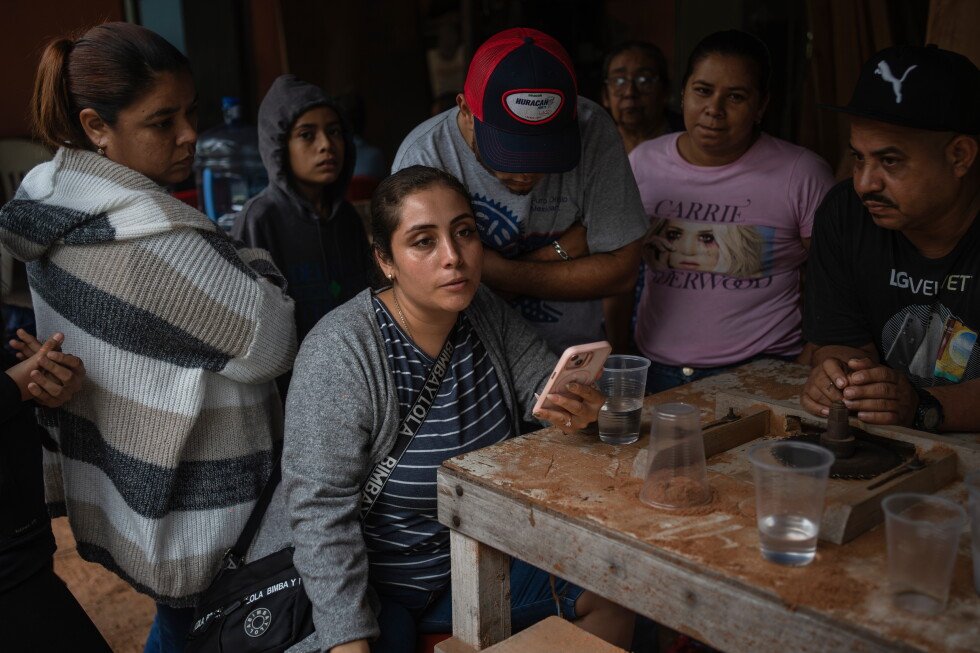 Familiares de una víctima del accidente de la Marina mexicana se reúnen en su casa en Veracruz tras conocer la noticia de su muerte.