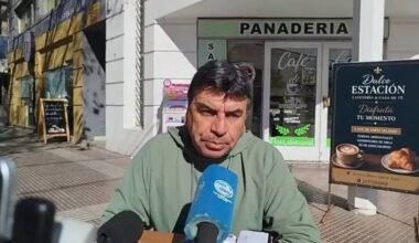 Imagen contextual de Néstor Becerra, presidente de San Martín, hablando ante medios tras denunciar una agresión.