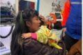 Una mujer sostiene a una niña en brazos dentro de un vehículo de asistencia médica tras el hallazgo en San Luis.