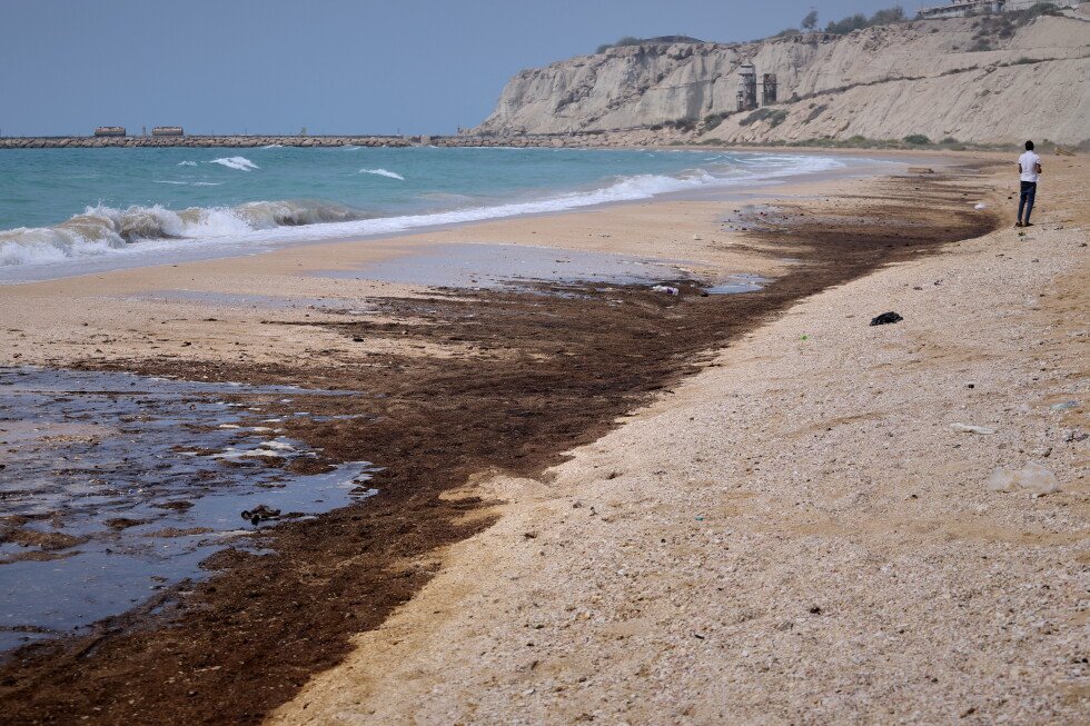 Imagen de archivo de residuos de petróleo en la costa de la isla de Qeshm, Irán, en el entorno del estrecho de Ormuz.