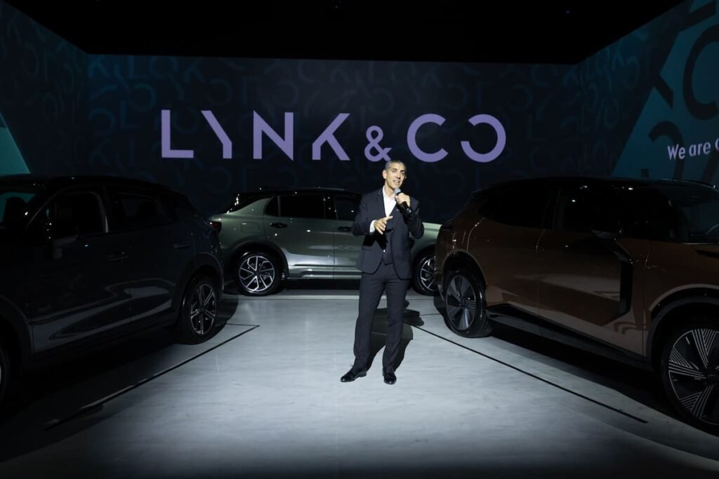 Presentación oficial de Lynk & Co en Argentina, con un representante frente a varios SUV de la marca.