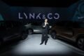 Presentación oficial de Lynk & Co en Argentina, con un representante frente a varios SUV de la marca.