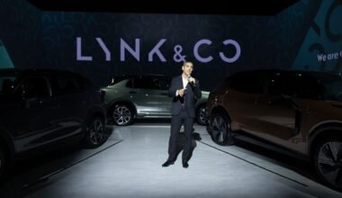 Presentación oficial de Lynk & Co en Argentina, con un representante frente a varios SUV de la marca.