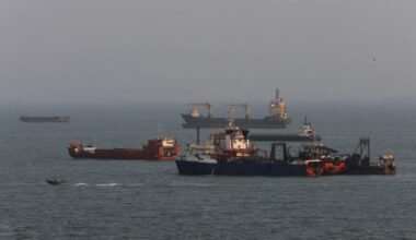 Imagen de archivo de varios buques navegando juntos en el mar.