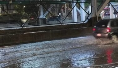 Imagen de archivo de una vía urbana anegada por la lluvia junto a infraestructura de transporte en Ciudad de México.