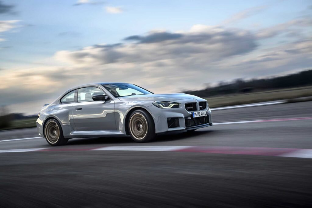 BMW M2 CS gris circulando en un autódromo; imagen oficial del modelo.