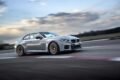 BMW M2 CS gris circulando en un autódromo; imagen oficial del modelo.