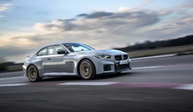 BMW M2 CS gris circulando en un autódromo; imagen oficial del modelo.