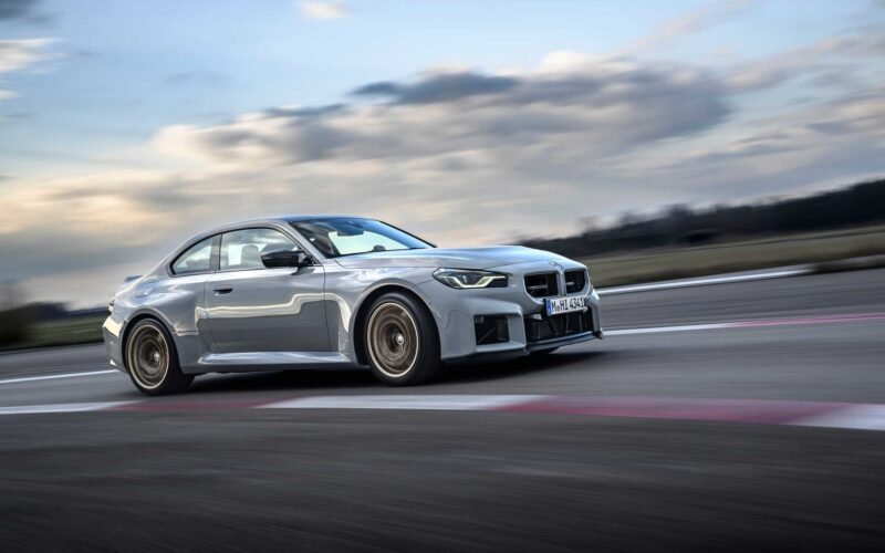 BMW M2 CS gris circulando en un autódromo; imagen oficial del modelo.