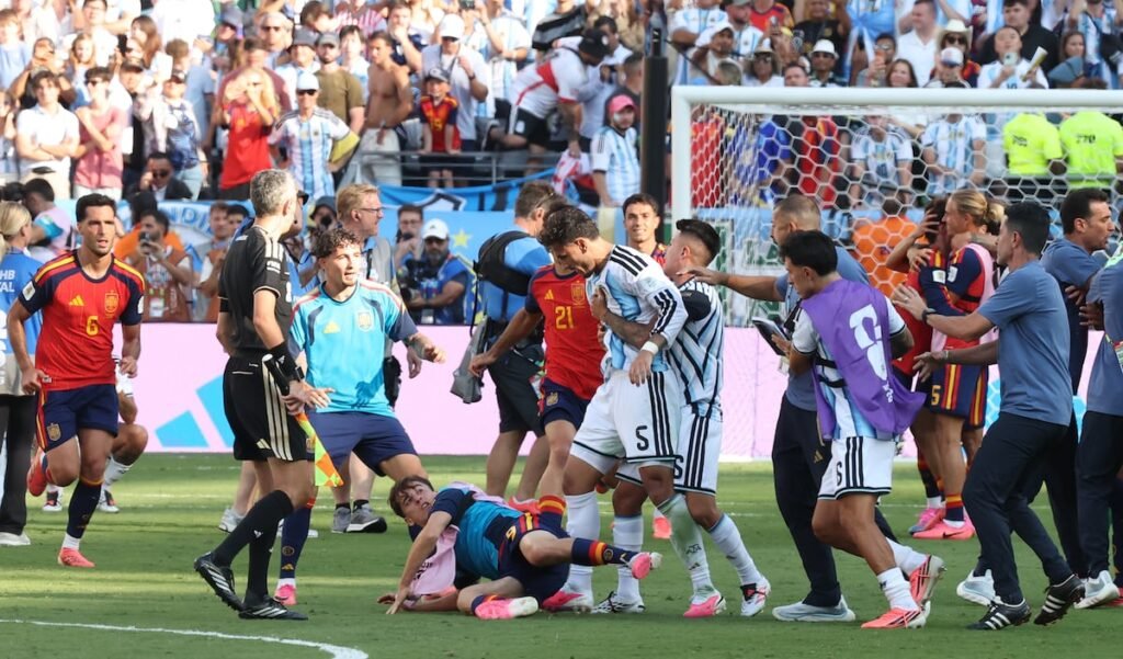 Jugadores y miembros de los cuerpos técnicos se enfrentan en el campo durante los incidentes posteriores a la final del Mundial.