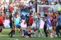 Jugadores y miembros de los cuerpos técnicos se enfrentan en el campo durante los incidentes posteriores a la final del Mundial.
