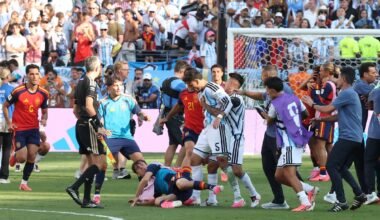 Jugadores y miembros de los cuerpos técnicos se enfrentan en el campo durante los incidentes posteriores a la final del Mundial.