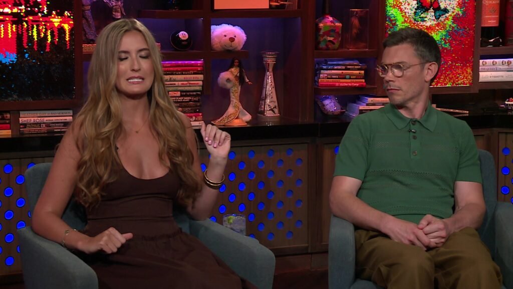 Ryan O’Connell participa en el programa Watch What Happens Live.