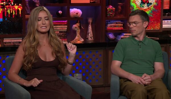 Ryan O’Connell participa en el programa Watch What Happens Live.