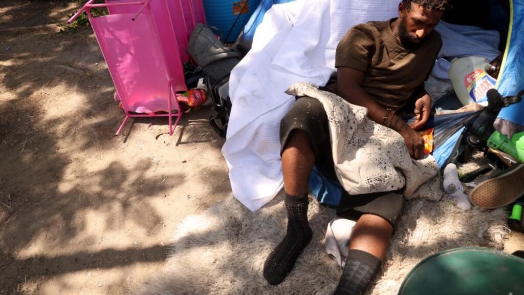 Imagen de archivo de una persona descansando en un campamento de personas sin hogar en Hollywood, Los Ángeles.