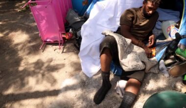 Imagen de archivo de una persona descansando en un campamento de personas sin hogar en Hollywood, Los Ángeles.