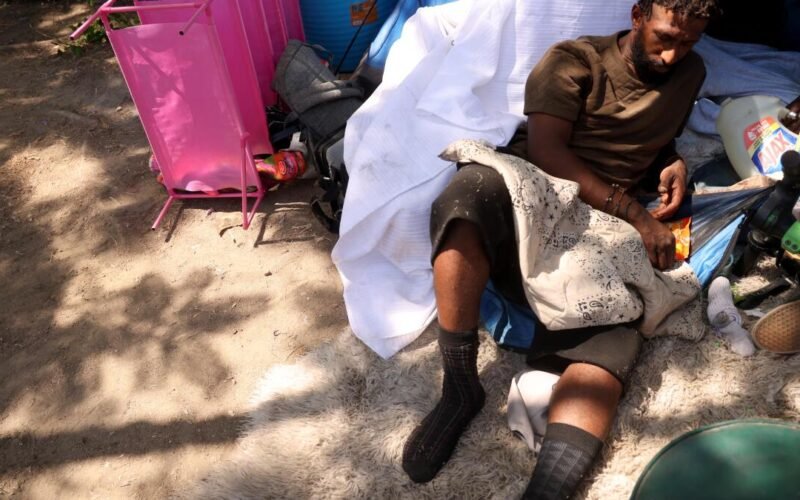 Imagen de archivo de una persona descansando en un campamento de personas sin hogar en Hollywood, Los Ángeles.