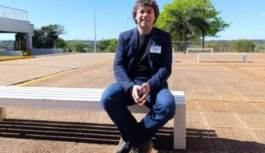Pablo Baldoma, fundador y CEO de Cambium Build, sentado en un espacio exterior.