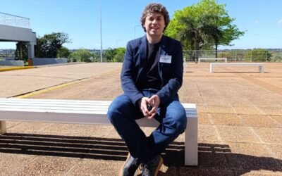 Pablo Baldoma, fundador y CEO de Cambium Build, sentado en un espacio exterior.