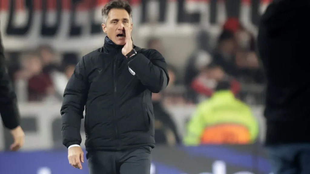 Guillermo Barros Schelotto gesticula durante el partido entre River y Vélez en el Monumental.
