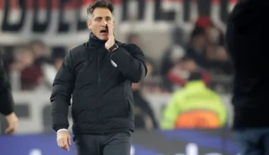Guillermo Barros Schelotto gesticula durante el partido entre River y Vélez en el Monumental.