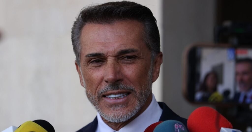 Sergio Mayer habla ante medios rodeado de micrófonos.