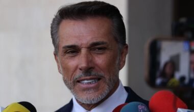 Sergio Mayer habla ante medios rodeado de micrófonos.