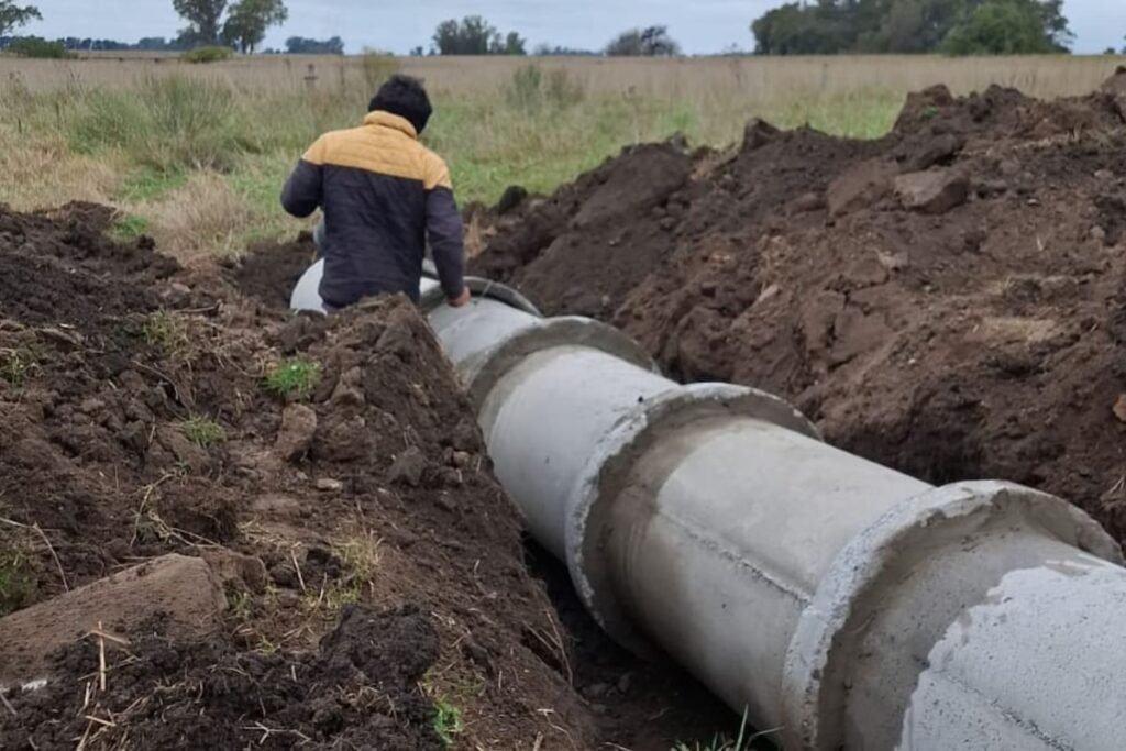 Imagen contextual de una obra de alcantarillado en un camino rural.