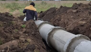 Imagen contextual de una obra de alcantarillado en un camino rural.