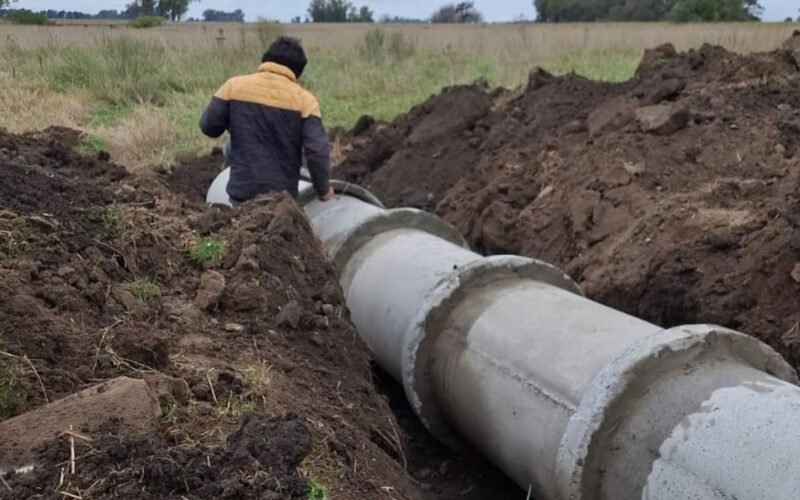 Imagen contextual de una obra de alcantarillado en un camino rural.