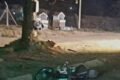 Motocicleta caída junto a un poste durante la noche, en el lugar del siniestro vial.