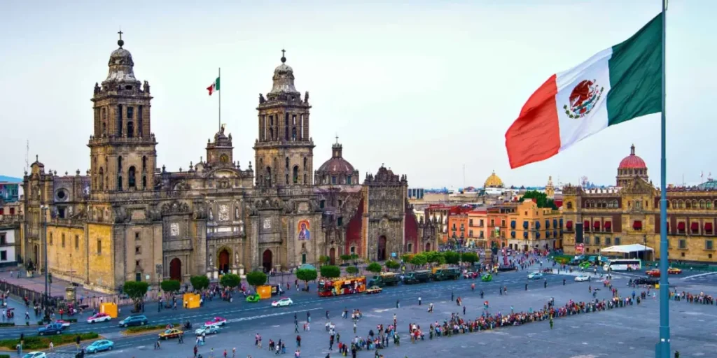 Imagen contextual de la Plaza de la Constitución en Ciudad de México, con la bandera mexicana frente a la Catedral Metropolitana.
