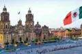 Imagen contextual de la Plaza de la Constitución en Ciudad de México, con la bandera mexicana frente a la Catedral Metropolitana.