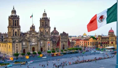 Imagen contextual de la Plaza de la Constitución en Ciudad de México, con la bandera mexicana frente a la Catedral Metropolitana.