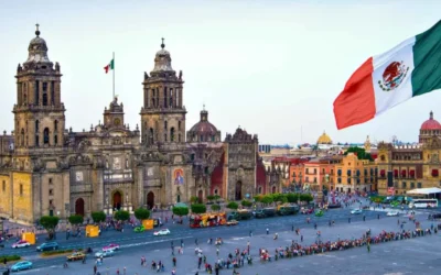 Imagen contextual de la Plaza de la Constitución en Ciudad de México, con la bandera mexicana frente a la Catedral Metropolitana.