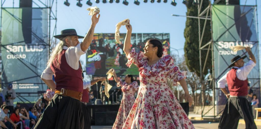 Imagen contextual de una presentación de danza folklórica en un escenario cultural de San Luis.