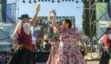 Imagen contextual de una presentación de danza folklórica en un escenario cultural de San Luis.