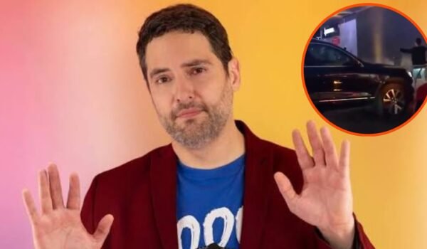 Memo Schutz aparece en primer plano; en un recuadro circular se observa un automóvil en una escena nocturna relacionada con la acusación vial.