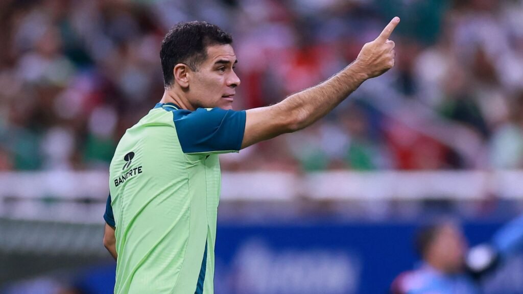Rafael Márquez señala durante un partido de la selección mexicana; imagen contextual de archivo.