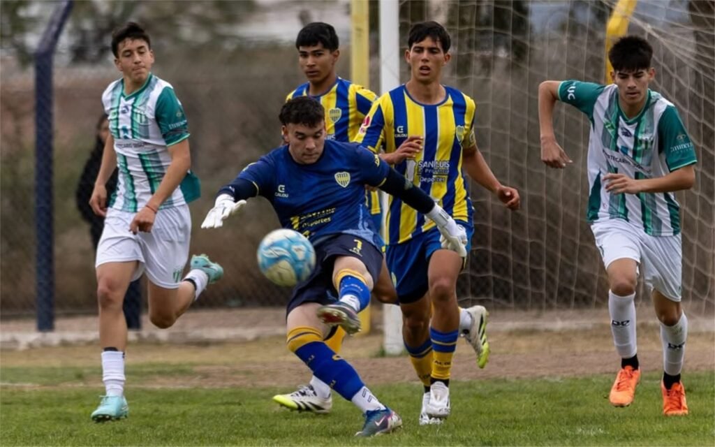 Jugadores de Juventud y Estudiantes disputan el clásico puntano.