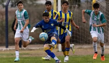 Jugadores de Juventud y Estudiantes disputan el clásico puntano.