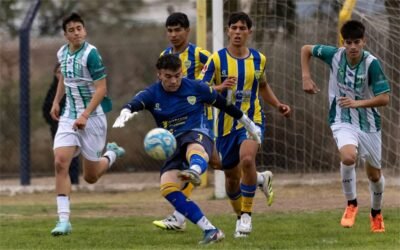 Jugadores de Juventud y Estudiantes disputan el clásico puntano.