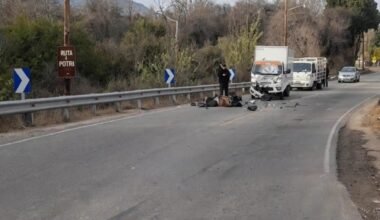Escena del triple choque en la Ruta Provincial 14, en Las Rabonas, con vehículos detenidos y restos del siniestro sobre la calzada.