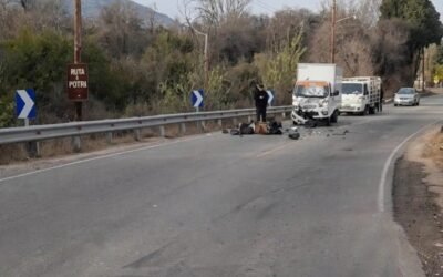 Escena del triple choque en la Ruta Provincial 14, en Las Rabonas, con vehículos detenidos y restos del siniestro sobre la calzada.
